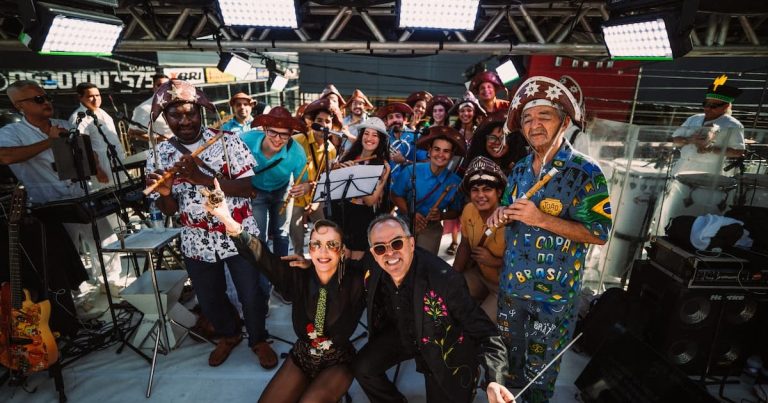 depois-de-show-esvaziado,-orquestra-de-pifanos-toca-para-multidao-a-convite-de-claudia-leitte