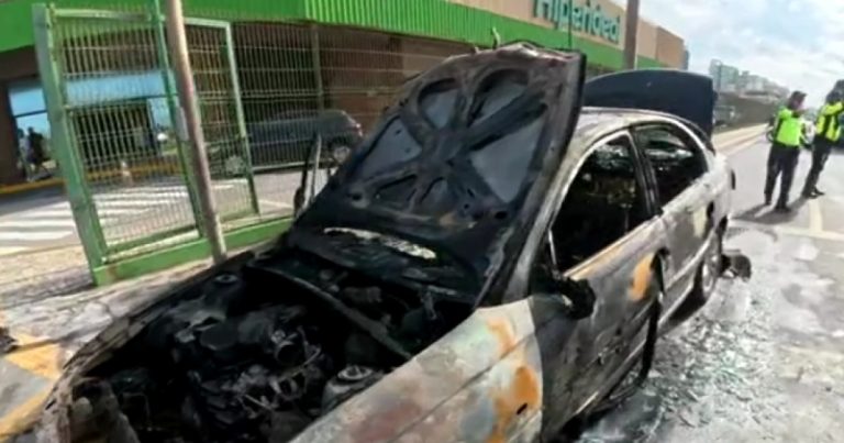 Carro pega fogo em frente a mercado e provoca interdição parcial em avenida de Salvador carro-pega-fogo-em-frente-a-mercado-e-provoca-interdicao-parcial-em-avenida-de-salvador