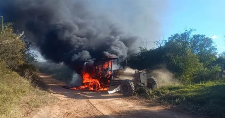 maquina-pega-fogo-durante-servico-em-comunidade-rural-no-sudoeste-baiano