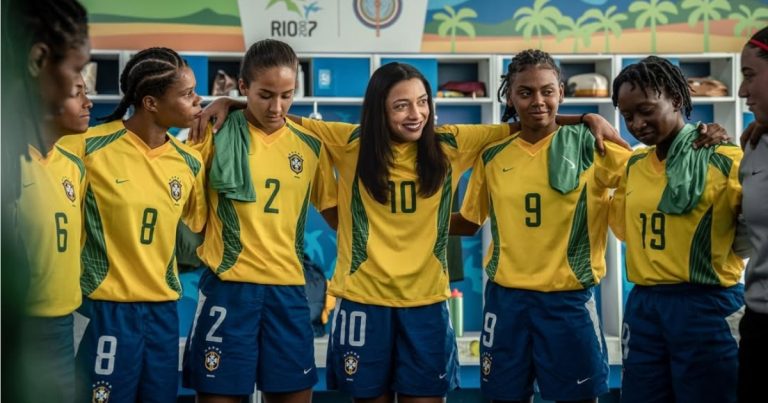 atriz-alice-carvalho-aparece-caracterizada-como-marta-em-primeira-imagem-de-cinebiografia-da-rainha-do-futebol