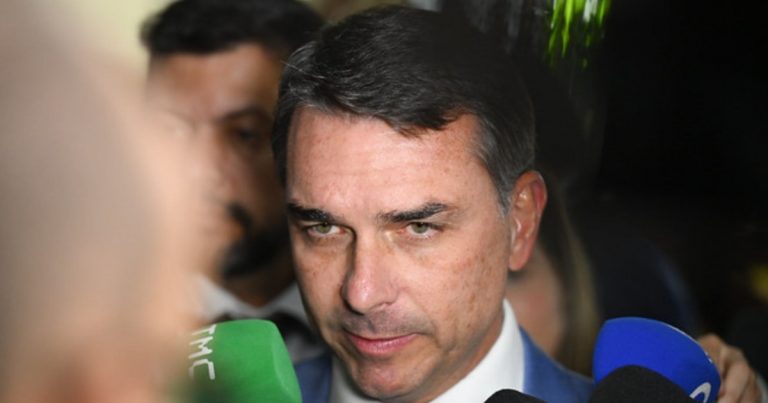 pt-reage-a-defesa-do-bolsa-familia-por-flavio-bolsonaro-e-resgata-criticas-da-familia-ao-programa