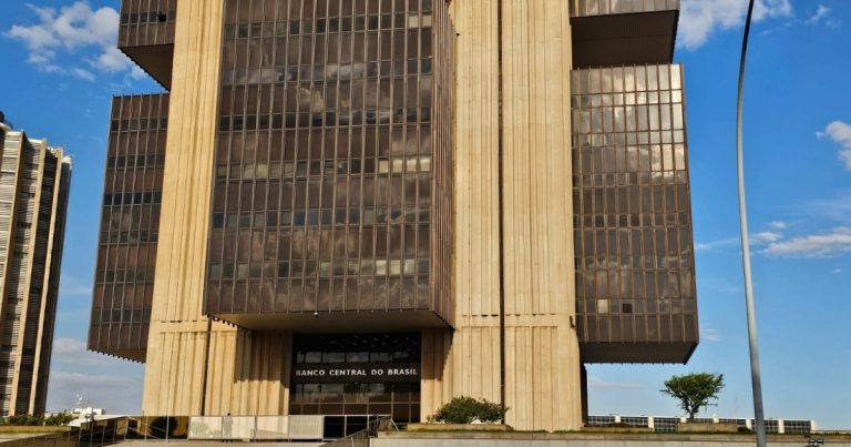 banco-central-decide-fazer-novo-corte-de-0,25%-na-selic-e-alban-diz-que-percentual-nao-reduz-“asfixia-financeira”