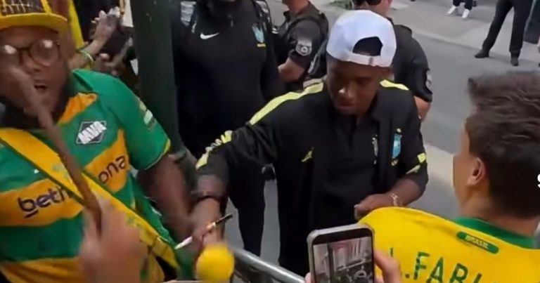 endrick-toca-instrumento-da-torcida-em-chegada-da-selecao-brasileira-na-filadelfia